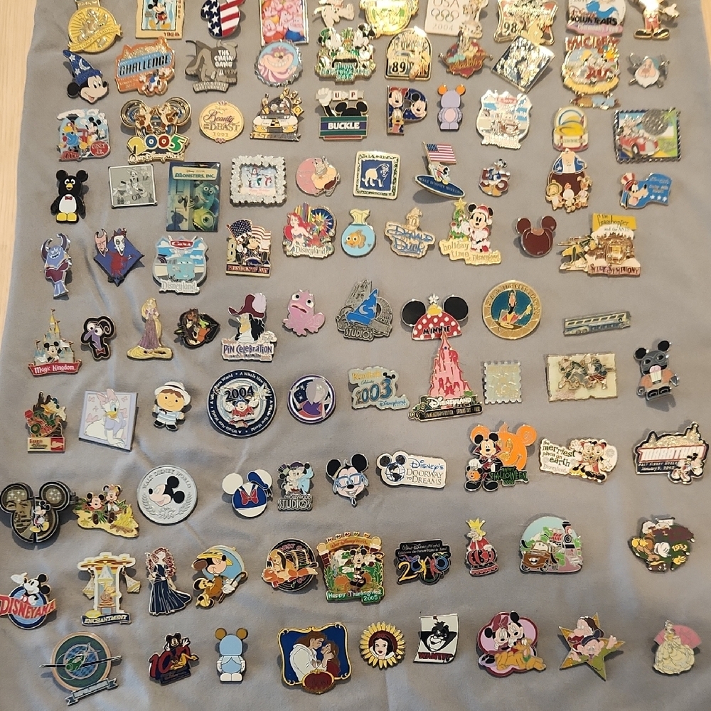 Disney Collectible Pin Set